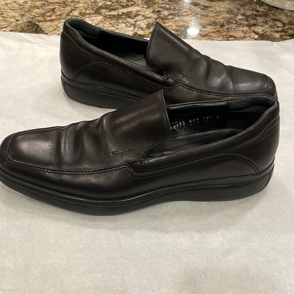 Salvatore Ferragamo Mens black leather slip on